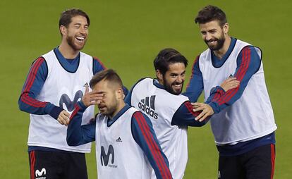 Isco bromea con Ramos y Piqué.