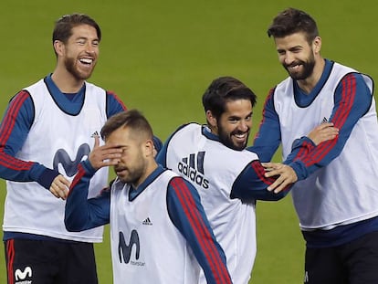 Isco bromea con Ramos y Piqué.