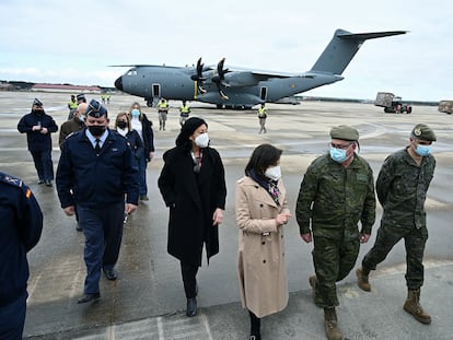 La ministra de Defensa, Margarita Robles (en el centro), asistía a la carga de un avión A400M con material de defensa con destino a Polonia el domingo, en la base aérea de Torrejón de Ardoz, Madrid.