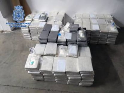 Paquetes de cocaína intervenidos por la policía en un operativo de 2016.