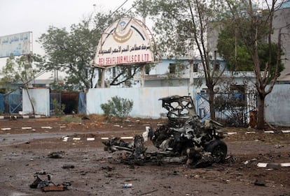 Un coche destruido en un ataque aéreo durante enfrentamientos entre el ejército saudí y rebeldes Huthi en Yemen.