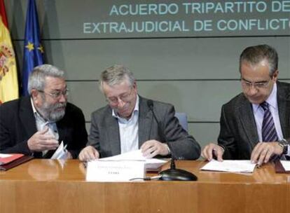 Cándido Méndez (UGT) e Ignacio Fernández Toxo (CC OO), junto al ministro de Trabajo, Celestino Corbacho.