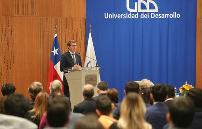 El presidente del PP, Alberto Núñez Feijóo, interviene durante la conferencia de la Universidad del Desarrollo, este miércoles en Santiago de Chile.