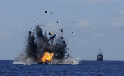 Un buque de la Marina de Indonesia bombardea uno barco que pescaba ilegalmente cerca de Bitung. Un total de 19 embarcaciones extranjeras procedentes de Vietnam, Tailandia, Filipinas y China fueron destruidas cerca de Bitung como parte de una ofensiva contra la pesca ilegal.