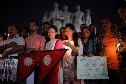 Estudiantes nepalíes de la universidad de Dhaka encienden velas en memoria de las víctimas del accidente de avión en Dhaka (Bangladés).