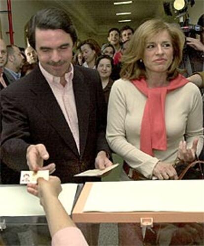 El presidente, José María Aznar, que se presenta en el último puesto de la lista del PP en Bilbao, y su esposa, Ana Botella, que se estrena en política con el número tres de la lista a la Alcaldía de Madrid, han ejercido su derecho al voto pasadas las 10.45 horas en el colegio de Nuestra Señora del Buen Consejo de Madrid. Llegaron al colegio electoral en un vehículo conducido por el propio Aznar y se fueron sin hacer declaraciones.