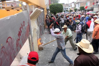 Maestros y activistas destrozan sedes pol&iacute;ticas de Chilpancingo (Guerrero).