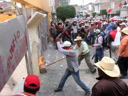 Maestros y activistas destrozan sedes pol&iacute;ticas de Chilpancingo (Guerrero).