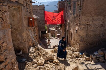 Una mujer camina entre los escombros de varios edificios dañados tras el terremoto en Mulai Brahim, este domingo. 