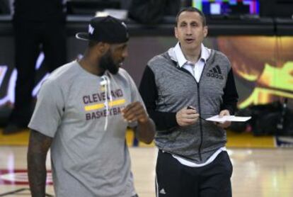 David Blatt y Lebron James.