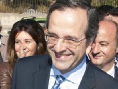 El líder de la conservadora Nueva Democracia (ND), Antonis Samarás, tras ejercer su derecho al voto en Pylos (Grecia) el domingo 6 de mayo de 2012.