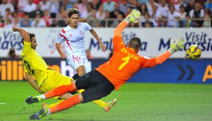 Denis Su&aacute;rez dispara a la meta de Asenjo.