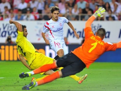 Denis Su&aacute;rez dispara a la meta de Asenjo.