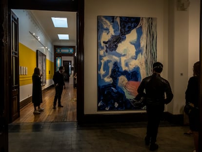 Asistentes a Art Basel observan las piezas en exhibición el día 02 de diciembre de 2020 en Ciudad de México.