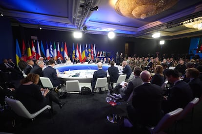 Los líderes mundiales asistiendo a la cumbre de Apoyo a Ucrania en Kiev, este lunes.