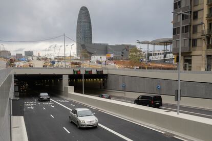 Una imagen de la entrada en funcionamiento, este domingo 3 de abril, del túnel de Glòries de Barcelona en sentido Llobregat (entrada).