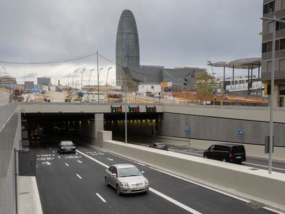 Una imagen de la entrada en funcionamiento, este domingo 3 de abril, del túnel de Glòries de Barcelona en sentido Llobregat (entrada).