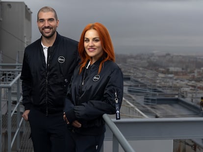 Los dos astronautas españoles elegidos por la ESA, Sara García y Pablo Álvarez, este jueves en la terraza del Ministerio de Ciencia, en Madrid.