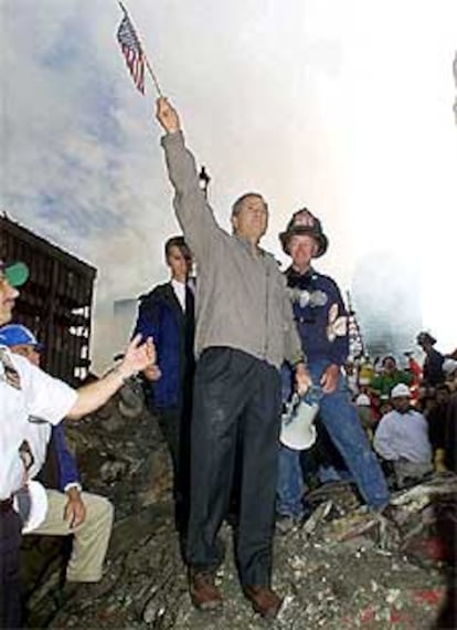 George W. Bush ondea una bandera de EE UU en la <i>Zona Cero</i>.