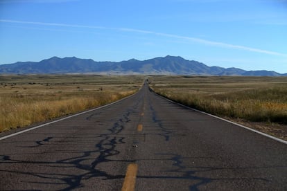 La carretera 82 hacia Douglas en el tramo de Sonoita, Arizona (EE.UU).