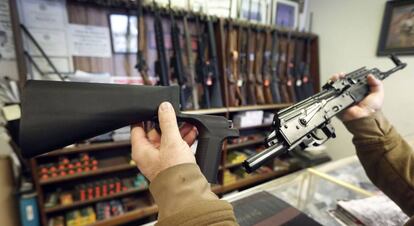 La pieza 'bump stock' convierte un fusil en automático.