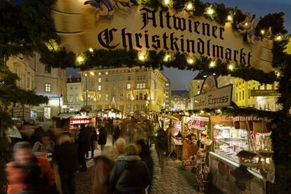 El 25 de noviembre, primer sábado de Adviento, las calles de Viena encendieron su esplendoroso alumbrado de Navidad, añadiendo más ambiente festivo al que ya venían aportado los tradicionales mercados, muchos de los cuales abrieron en la segunda o tercera semana de noviembre. En el de Christkindlmarkt, instalado en la plaza del Ayuntamiento hasta el 26 de diciembre y auténtico punto neurálgico en estas fechas, las fiestas no solo lucen sino que también suenan a villancicos interpretados por coros internacionales y a grupos de trompetas delante del gran Árbol decorado que preside la plaza. (austria.info).