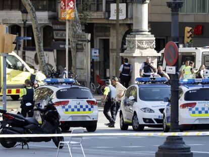 Efectivos policiales en el lugar en el que una furgoneta ha atropellado esta tarde a varios peatones que paseaban por las Ramblas de Barcelona.