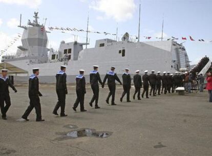 La tripulación del 'Otto Svredrup' embarca tras la entrega de la fragata a la Marina Noruega en el astillero ferrolano de Navantia.