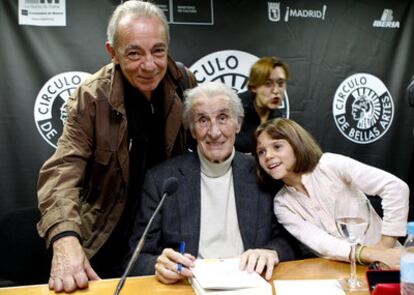 José Monleón le dedica su libro al actor José Luis Gómez, ayer en Madrid.