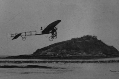 El piloto Humbert Leblon despega en el primer vuelo sobre San Sebastián el 27 de marzo de 1910.