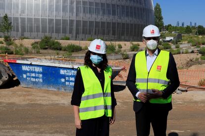 La presidenta de la Comunidad de Madrid, Isabel Díaz Ayuso, y el consejero de Sanidad, Enrique Ruiz Escudero, visitando las obras de construcción del nuevo Hospital de Emergencias, el 7 de julio.