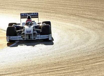 El piloto polaco de BMW da una vuelta de reconocimiento con el nuevo F1.09