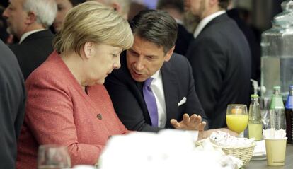 Merkel, junto al primer ministro italiano, Giuseppe Conte, este miércoles en Davos,