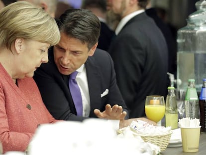 Merkel, junto al primer ministro italiano, Giuseppe Conte, este miércoles en Davos,