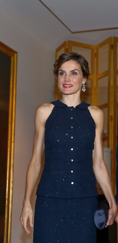 Para la cena doña Letizia en la embajada, eligió unos pendientes largos de diamantes de la firma Jesús Yanes.