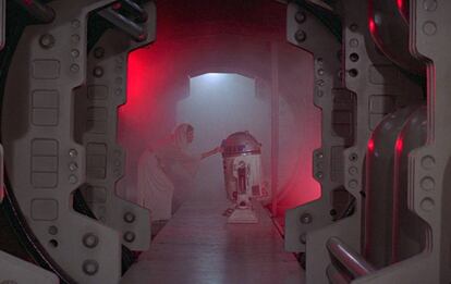 La princesa Leia y el robot R2D2 en la saga 'Star Wars'.