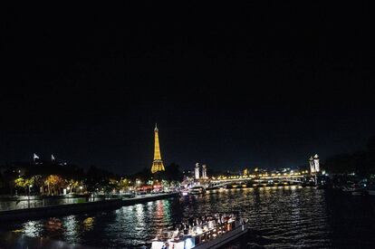 Vista del Sena con la Torre Eiffel al fondo desde el Pont de la Concorde. 