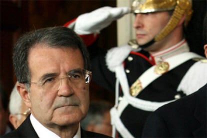 Prodi se dispone a anunciar su Gobierno a la salida del palacio del Quirinal ayer en Roma.