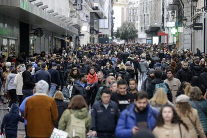 Cientos de personas en la calle Preciados durante el Black Friday en Madrid. Respecto a la implantación de esta tradición comercial estadounidense en España, donde comenzó a arraigar por la crisis e impulsada por la llegada de operadores como Amazon.