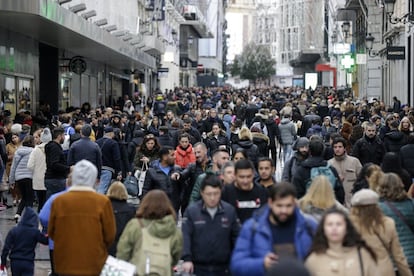 Cientos de personas en la calle Preciados durante el Black Friday en Madrid. Respecto a la implantación de esta tradición comercial estadounidense en España, donde comenzó a arraigar por la crisis e impulsada por la llegada de operadores como Amazon.