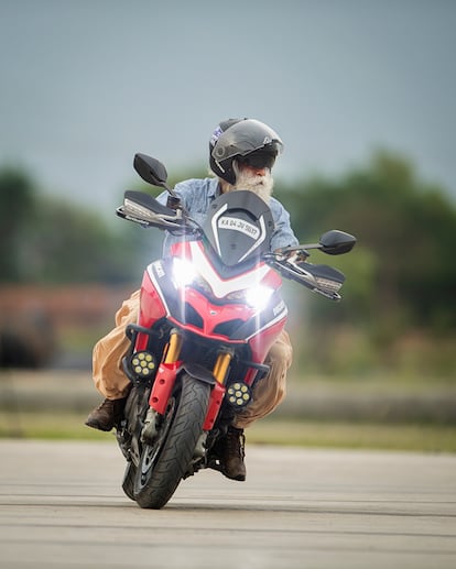 Sadhguru en la moto con la que recorrerá 30.000 kilómetros, de Londres a india.