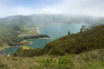 La actividad geológica en esta parte del planeta es formidable. A poca distancia de Ribeira Grande encontramos Lagoa do Fogo, un lago originado en el interior del volcán de Água de Pau.