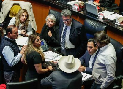 Senadores de Morena durante la discusión sobre paquete de leyes secundarias en reforma electoral