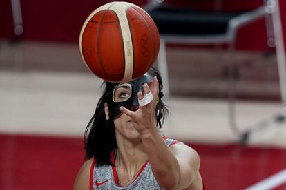 La española Cristina Ouvina, jugadora del equipo femenino de baloncesto, durante un entrenamiento.