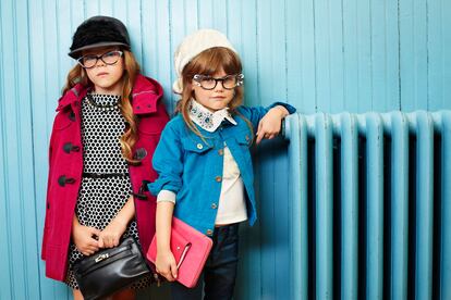 A la izquierda, Abril lleva parka y vestido de Mayoral y gorro de Lanvin. Estafania viste cazadora de Bakker made with love, camiseta de Nanos y pantalón de Little Marc Jacobs.