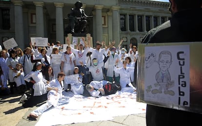 Fátima Brañas, portavoz de la asociación de médicos Afem, ha recordado esta mañana que las negociaciones con la Comunidad de Madrid acabaron en enero pasado. Los pliegos para la privatización de los hospitales se aprobaron en Consejo de Gobierno el pasado martes.