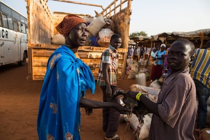 Refugiados sudaneses que llegaron recientemente a Yida cargan sus pertenencias a un camión antes de ser trasladados a un campamento de refugiados más seguro en Ajuong Thok, a unos 100 kilómetros de la frontera. “Yida es una zona peligrosa para los refugiados porqué está militarizada”, dice John Dabi, subdirector de la Comisión de Asuntos de Refugiados de Sudán del Sur.