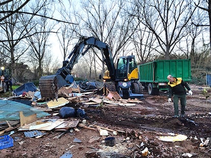 Una excavadora retira materiales de las chabolas en la chopera del Besòs.