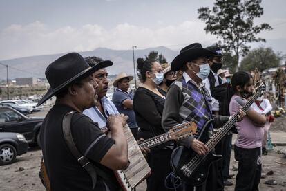 "Espero que esto no se quede así, hay padres que esperaban a sus hijos, hijos que piden a sus padres, esto es negligencia... Valle de Chalco está de luto" expresa Guillermina, vecina de Santos Reyes, quien lo despidió el 6 de mayo en el Estado de México.