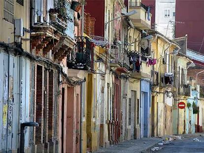 Calle de los Ángeles del barrio marinero de El Cabanyal, en Valencia, con su típica diversidad cromática.